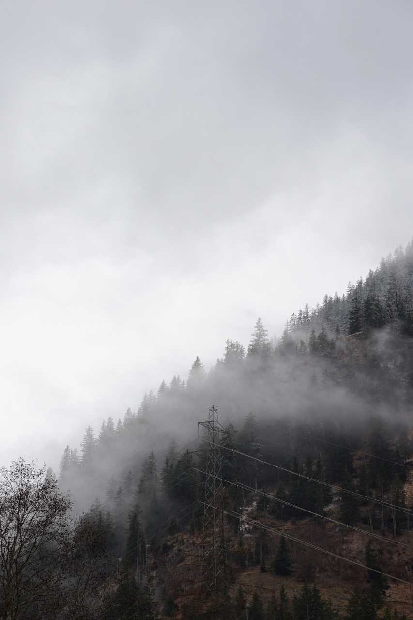 Nebel über einem Berg in Kandersteg